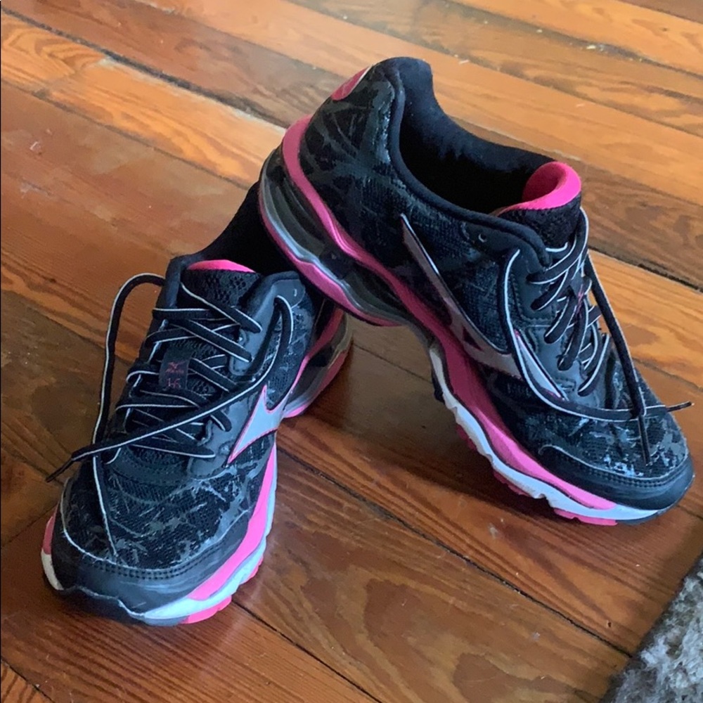 EUC Mizuno’s Wave Creation 16 Running Shoes W7